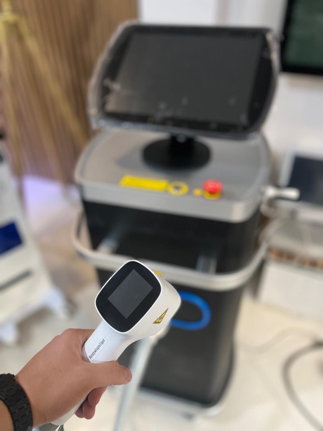 انواع تجهیزات کلینیک زیبایی لیزرمو لاغری کیوسوییچ|آرایشی، بهداشتی، درمانی|رشت, دیلمان|دیوار