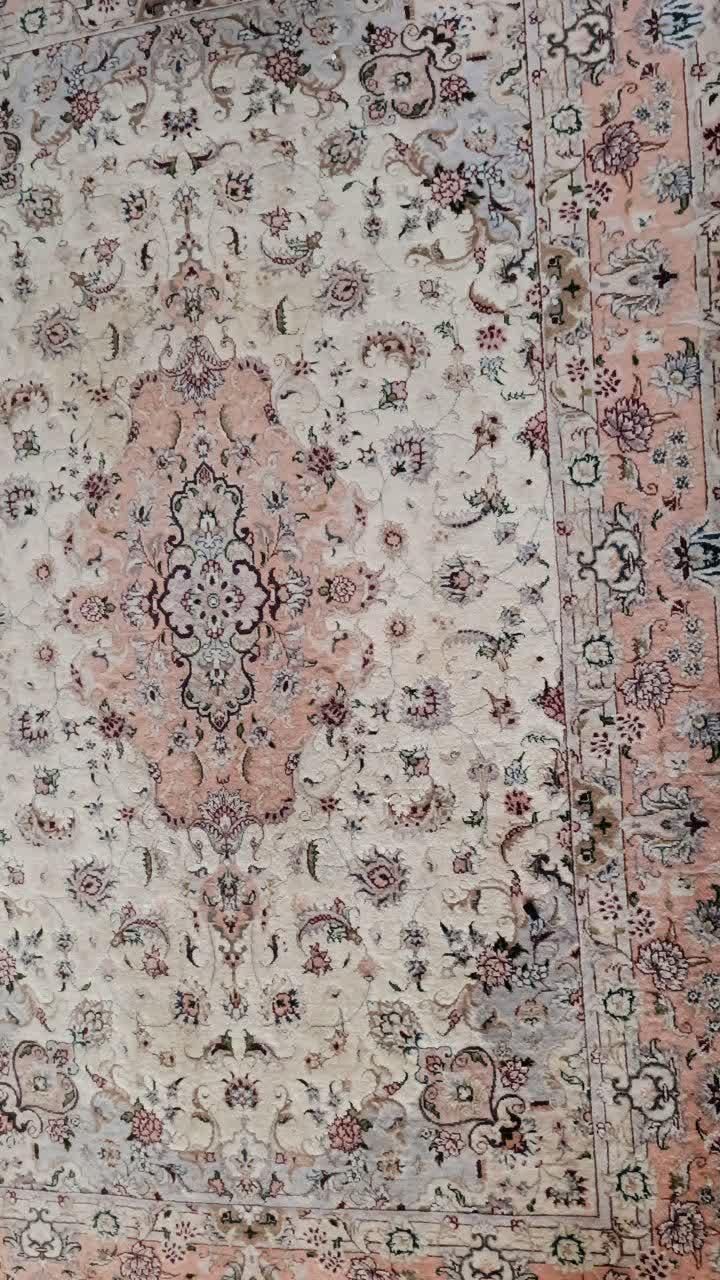 فرش دستباف خوش رنگ آذرشهر کارکرده در حد نو|فرش|قم, نخودی|دیوار