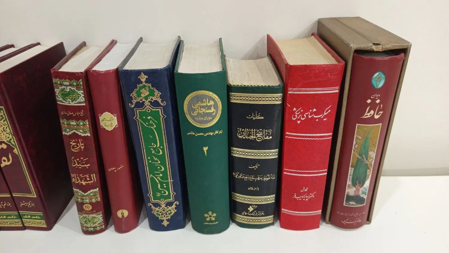 تعدادی کتاب نفیس به صورت سری و منظم|کتاب و مجله ادبی|تهران, دریاچه شهدای خلیج فارس|دیوار