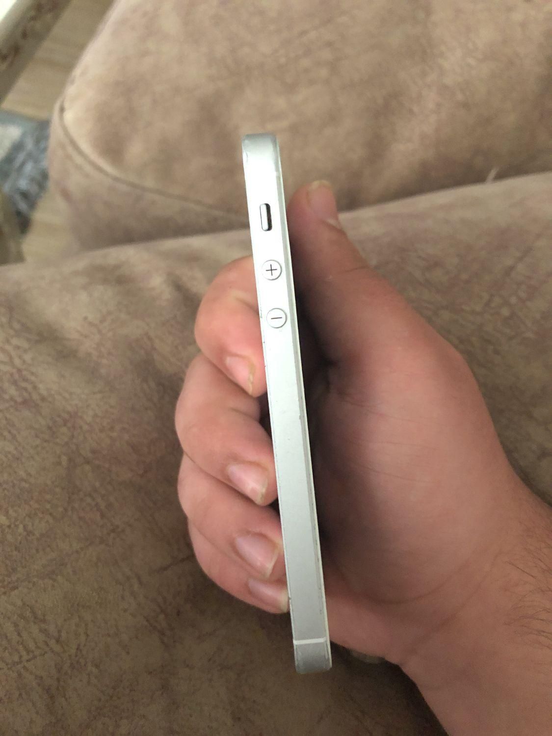 اپل iPhone SE با حافظهٔ ۶۴ گیگابایت|موبایل|رشت, گلسار|دیوار