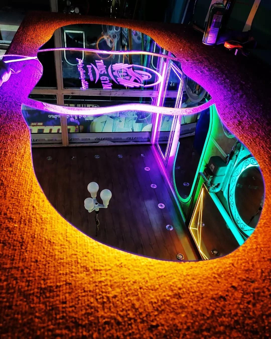 آینه دفرمه نئونی|آینه|ارومیه, |دیوار