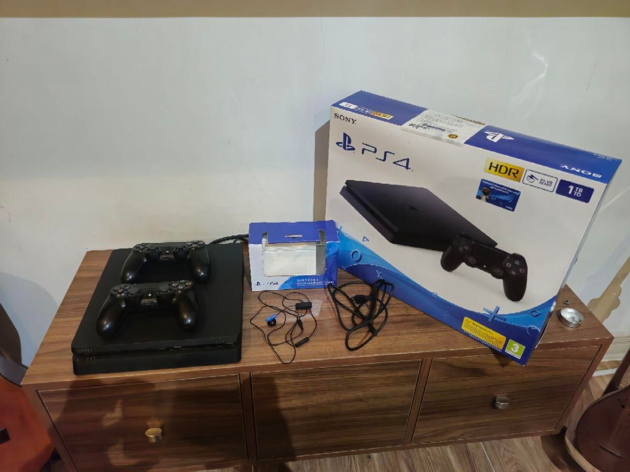 ps4 slim 1tb به همراه یک دسته اصلی اضافه|کنسول، بازی ویدئویی و آنلاین|خمام, |دیوار