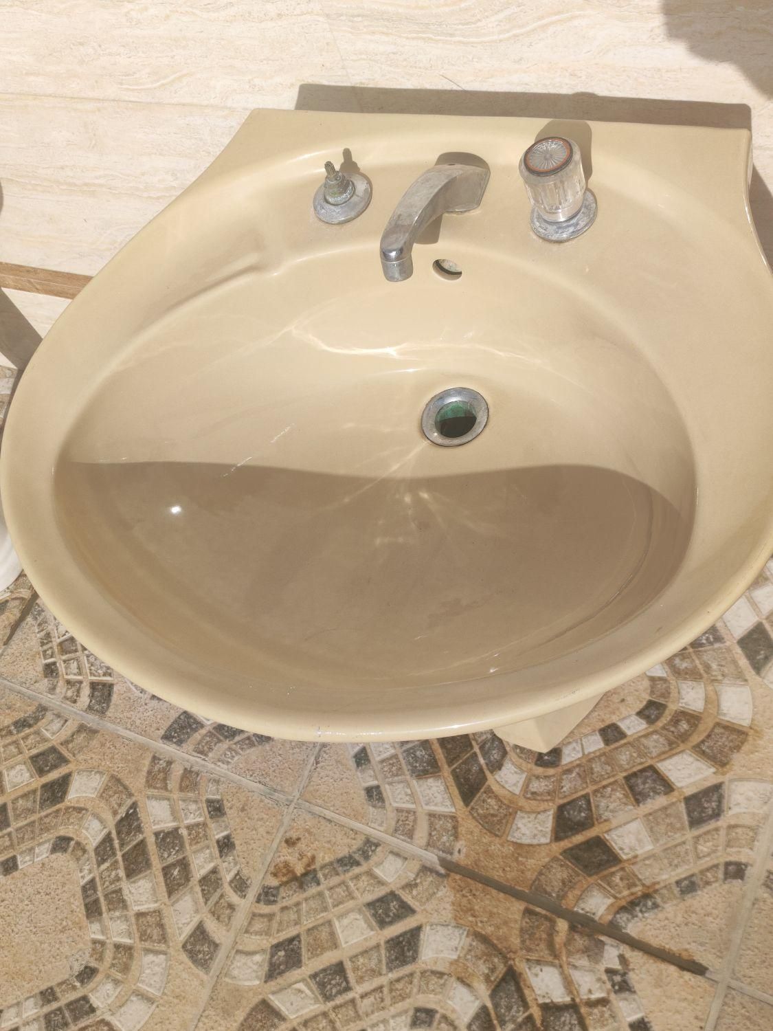 یک عدد روشویی سالم به همراه شیرآلات|لوازم سرویس بهداشتی|اصفهان, قهجاورستان|دیوار