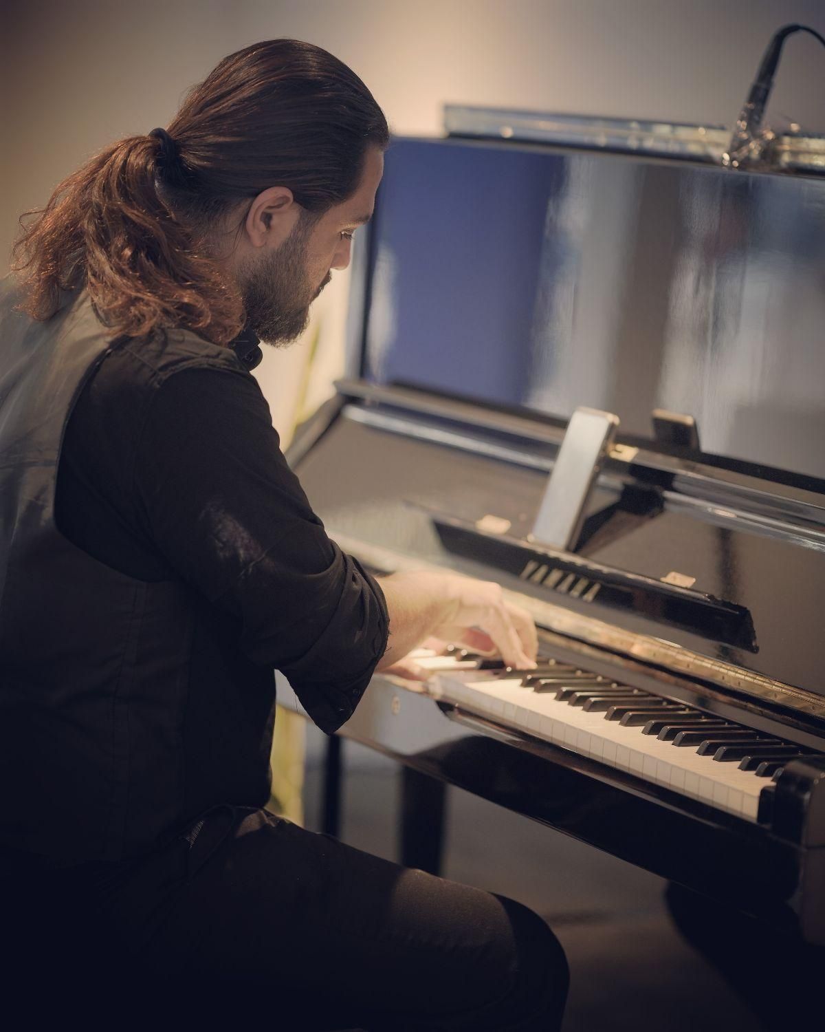 پیانو پیانیست نوازنده پیانو همراه ساز|پیانو، کیبورد، آکاردئون|تهران, پاسداران|دیوار