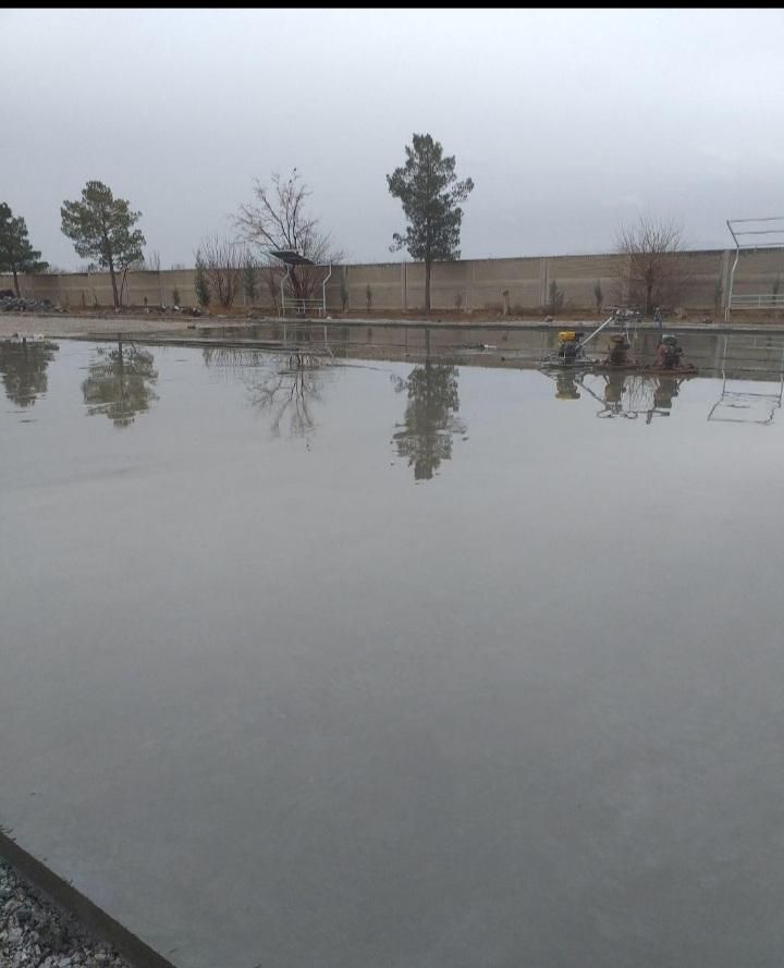 بتنریزی کف محوطه با ماله برقی پروانه ی کفسازی|خدمات پیشه و مهارت|یزد, |دیوار