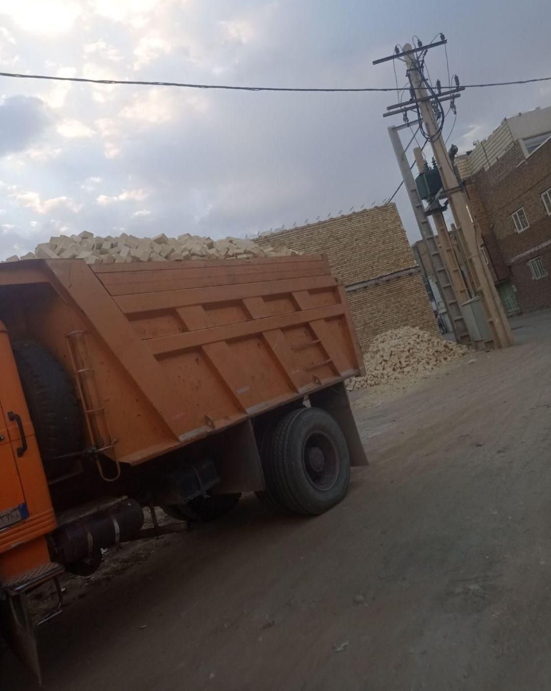 ماسه آجر پوکه خاک سنک مصالح ساختمانی کود حیوانی|مصالح و تجهیزات ساختمان|همدان, |دیوار