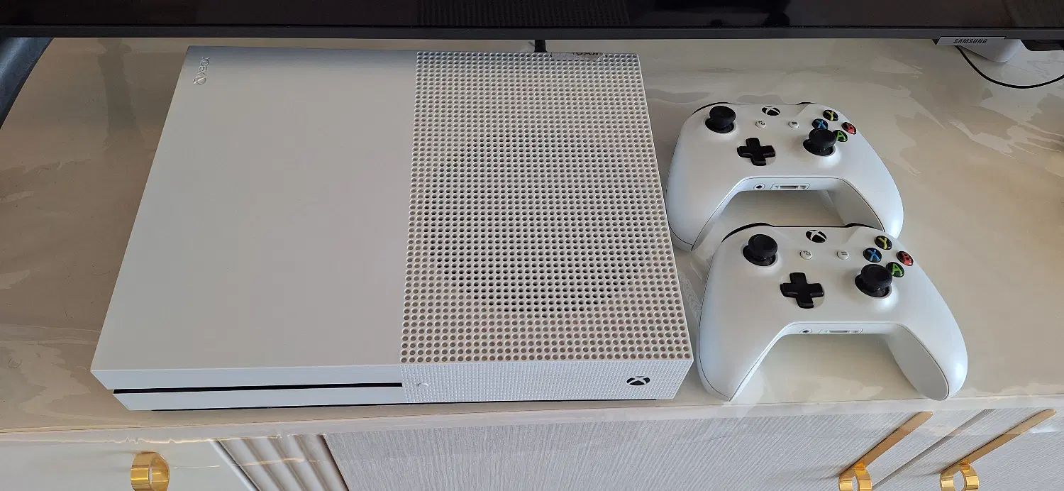 ایکس باکس وان اس به همراه دو دسته xbox one s|کنسول، بازی ویدئویی و آنلاین|تبریز, |دیوار