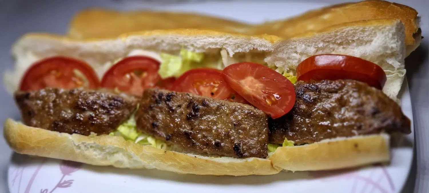 به یک آشپز ساندویچ و آشپز غذای سنتی نیازمندیم|استخدام خدمات فروشگاه و رستوران|مشهد, کلاهدوز|دیوار
