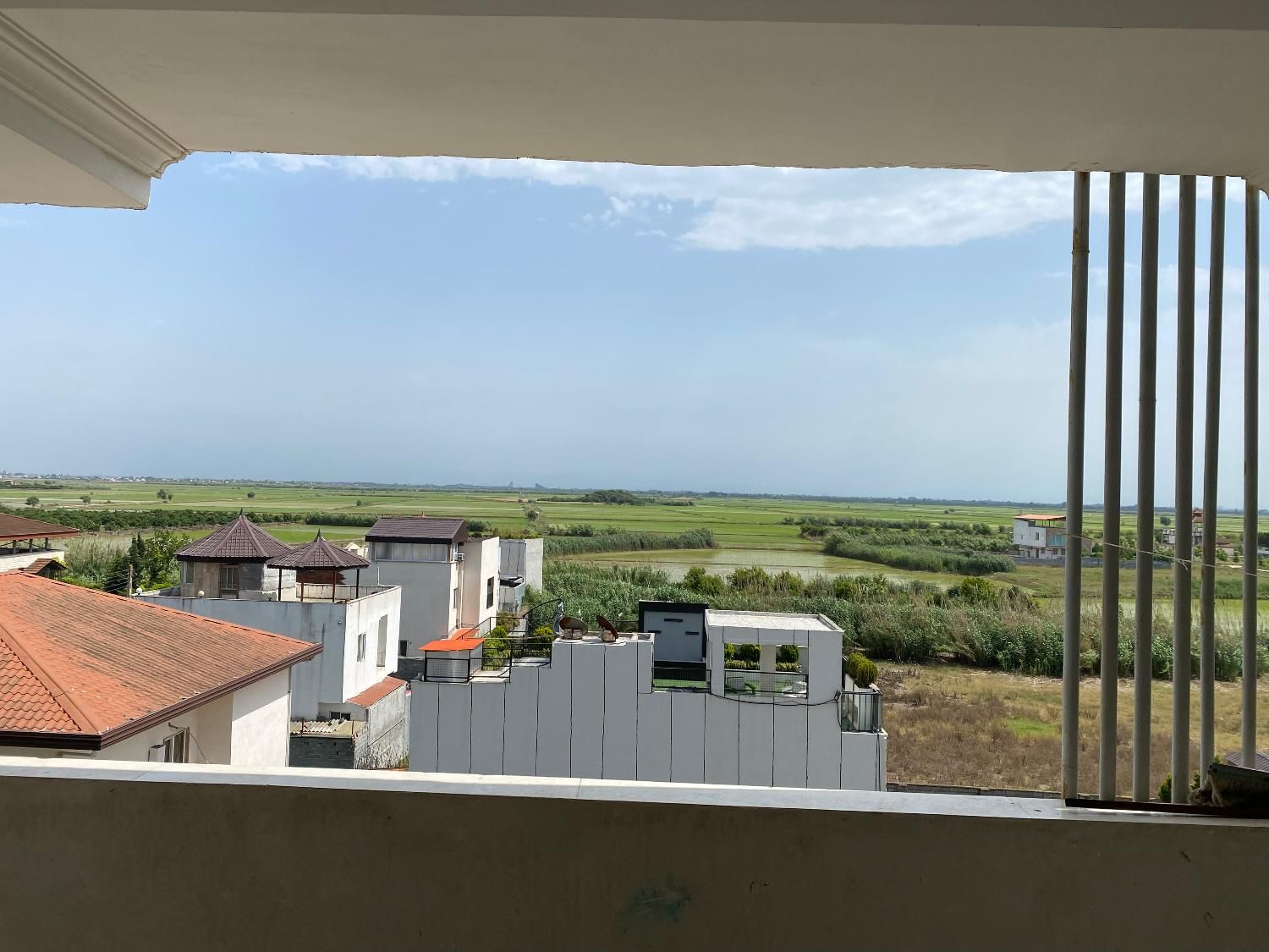 ویلا رو به دریا پشت. نما. دشت سر جاده اصلی|اجارهٔ کوتاهمدت ویلا و باغ|فرح آباد, |دیوار