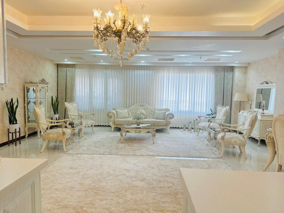 مبل کلاسیک شیک با عسلی و جلو مبلی|مبلمان خانگی و میز عسلی|کرج, گلشهر|دیوار