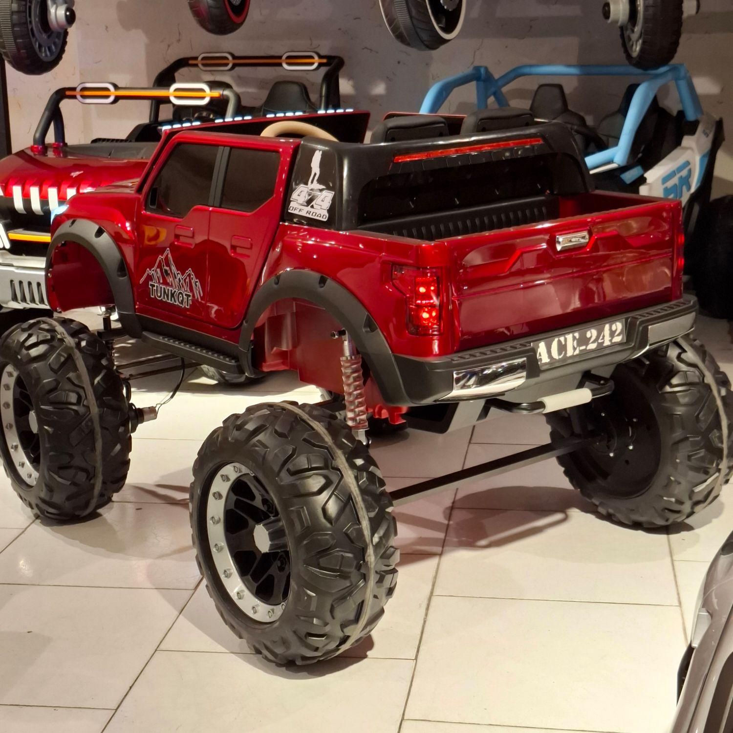 ماشین شارژی تویوتا کمک فنر فلزی تحمل وزن ۱۰۰ کیلو|اسباببازی بچه|مشهد, سناباد|دیوار