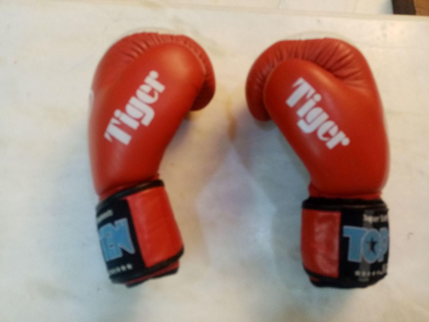 یک دست دستکش تمام چرم طبیعی بکس کاملا نو|تجهیزات ورزشی|اصفهان, جلفا|دیوار