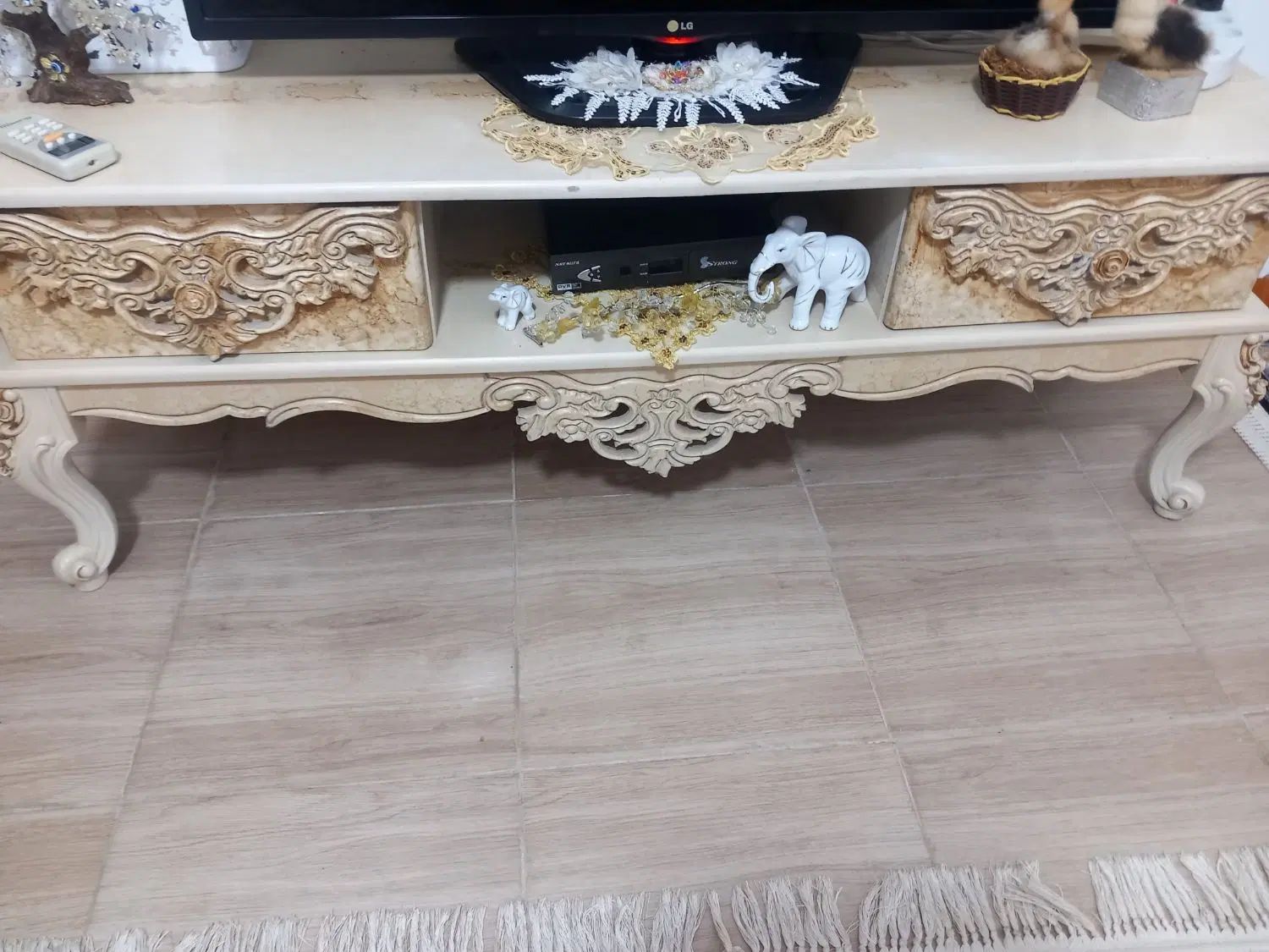 میزبسیار تمیز خوشکل دارای دو کشو ساچمه ای|میز تلویزیون|رشت, حومه رشت|دیوار