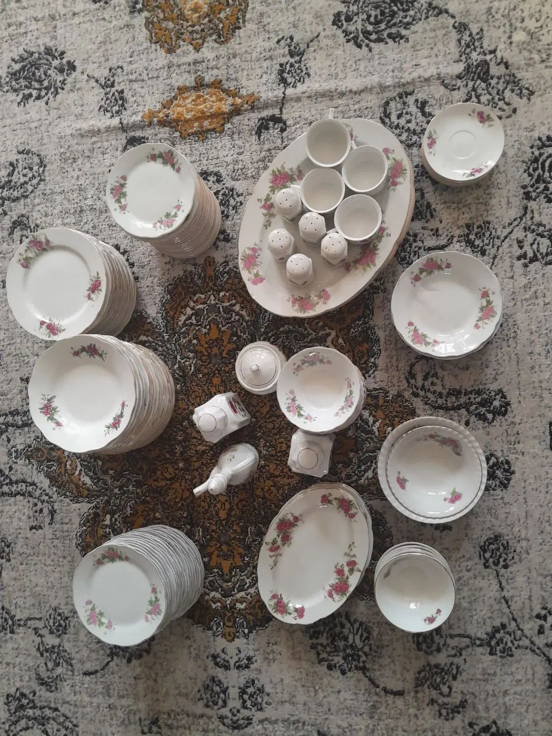 چینی گل سرخ|ظروف سرو و پذیرایی|اصفهان, عاشق‌آباد|دیوار