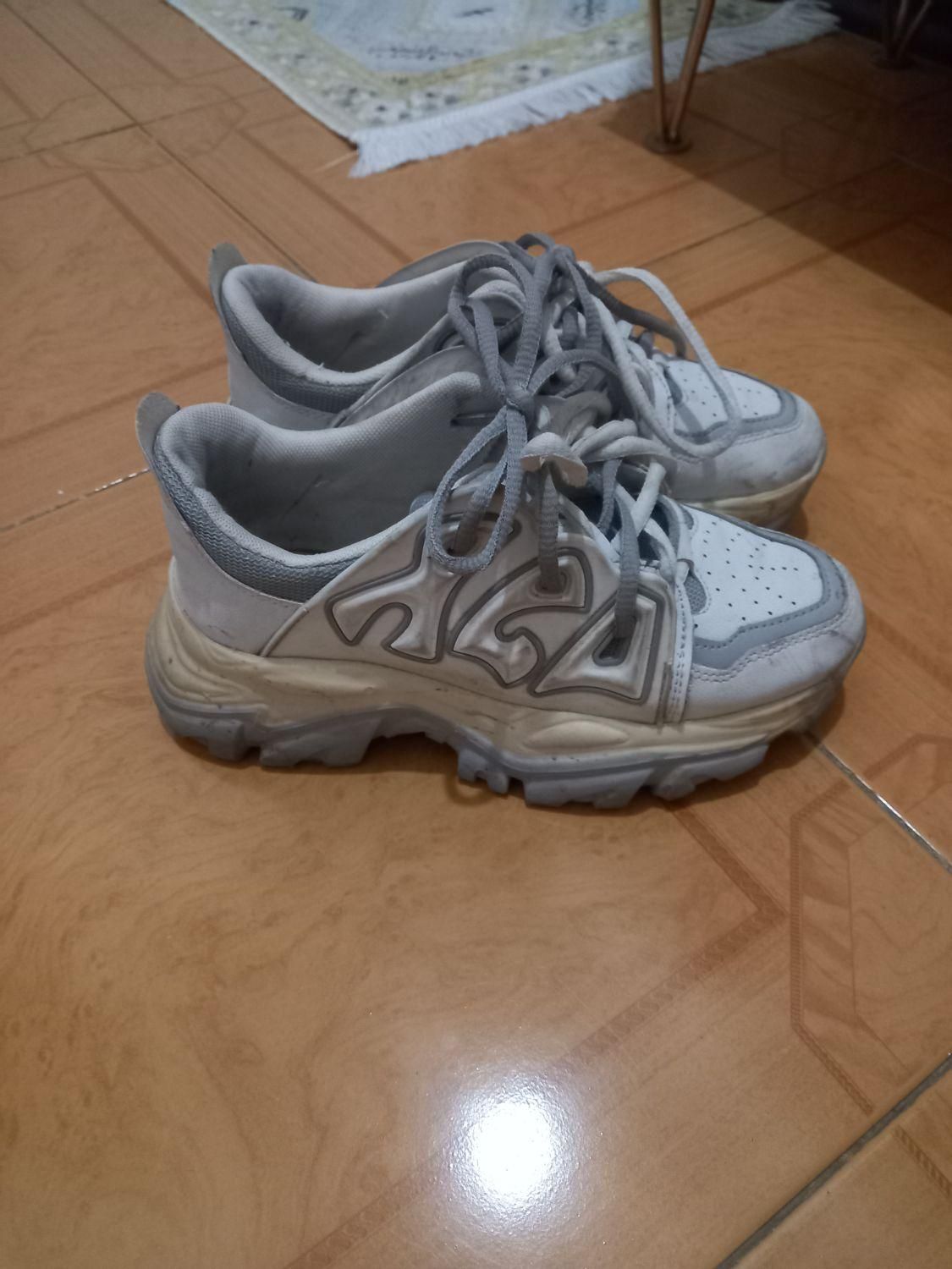 کتونی زنانه|کیف، کفش، کمربند|بومهن, |دیوار