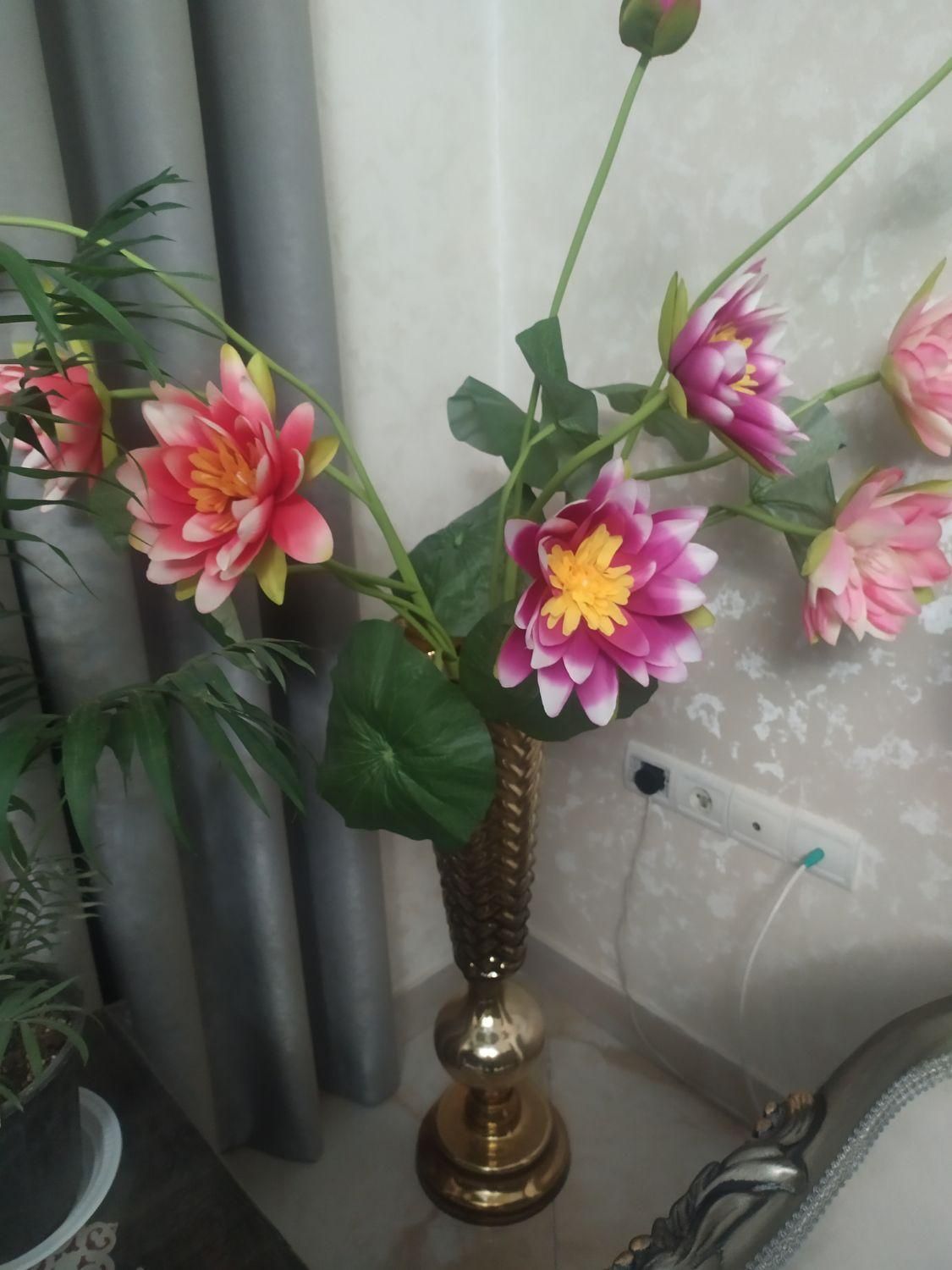 پرده زبرا گلدان بهمراه سه شاخه گل|گل مصنوعی|کرج, منظریه|دیوار