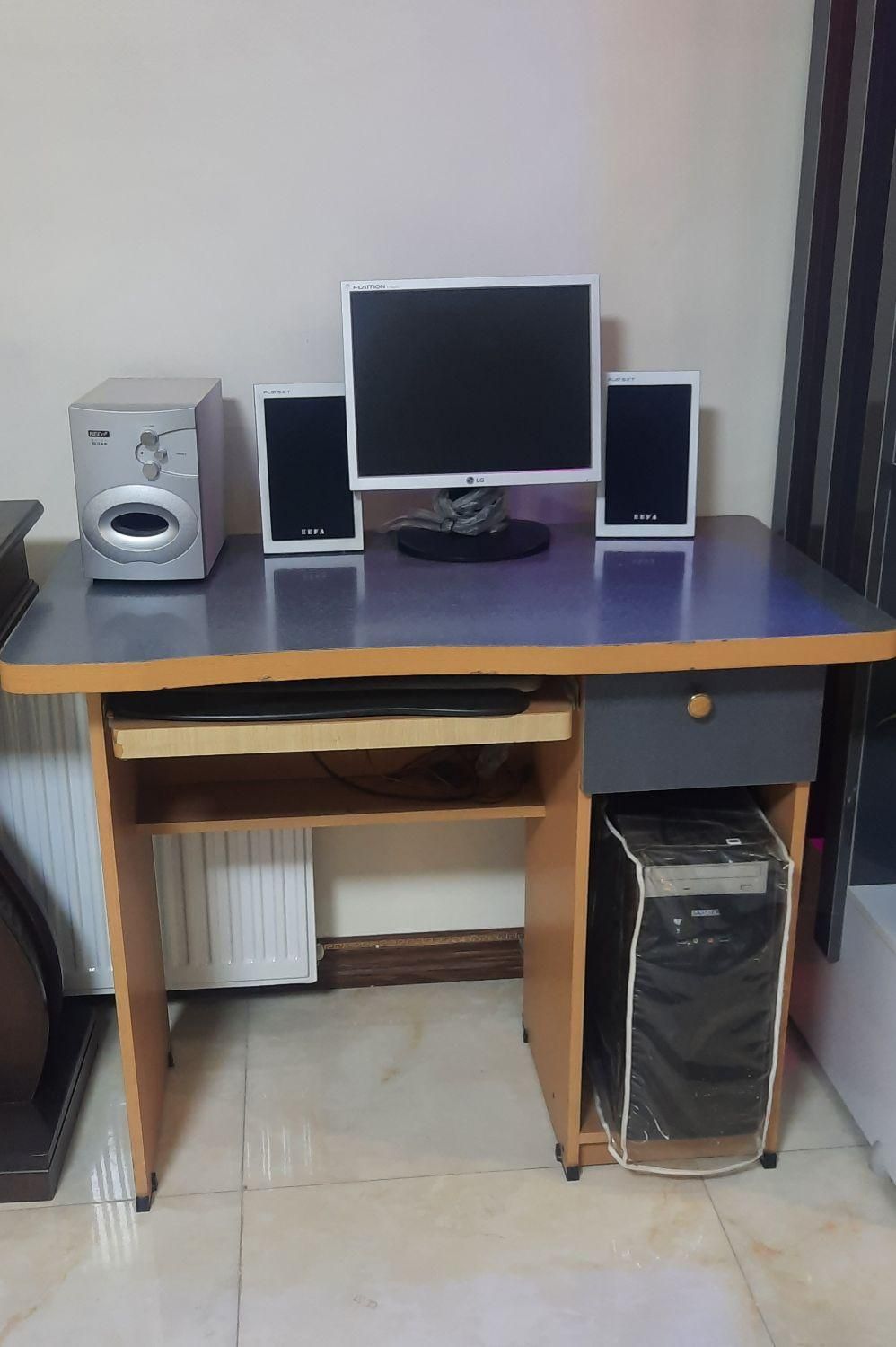 کامپیوتر و میز کامپیوتر|رایانه رومیزی|ملارد, |دیوار