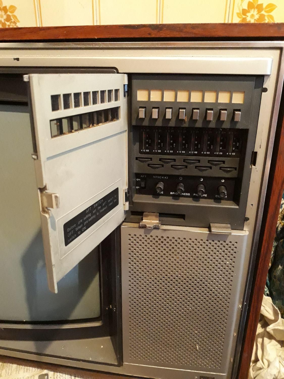 تلویزیون سونی قدیمی حدودا ۴۰ سال پیش|تلویزیون و پروژکتور|تهران, نارمک|دیوار