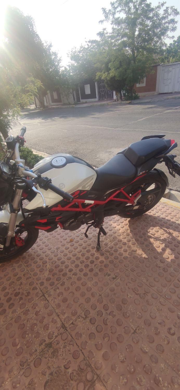 بنلی 250|موتورسیکلت|پرند, فاز ۲|دیوار