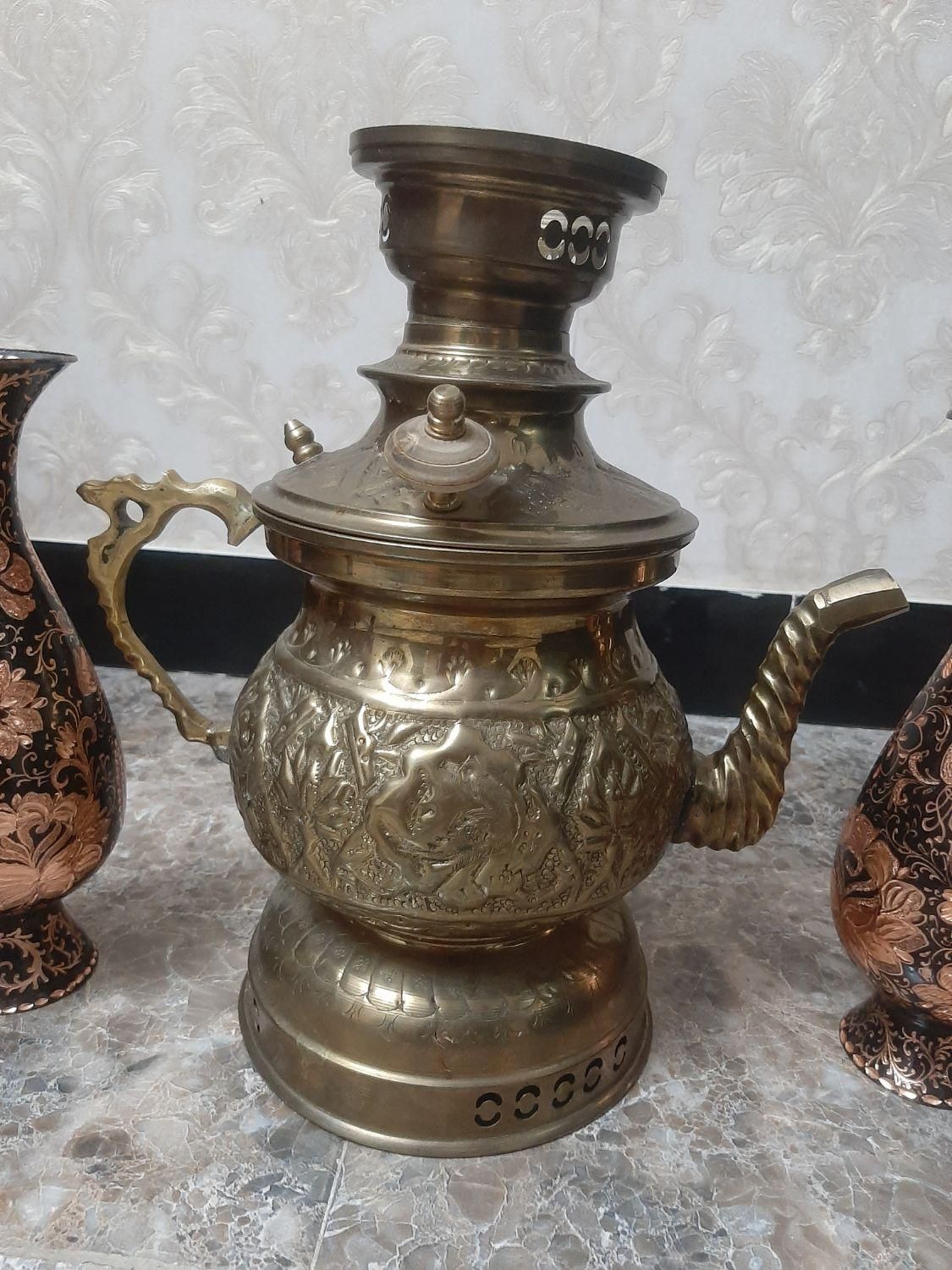 سماورزغالی برنجه وگلدان مسی|مجسمه، تندیس، ماکت|سنندج, |دیوار