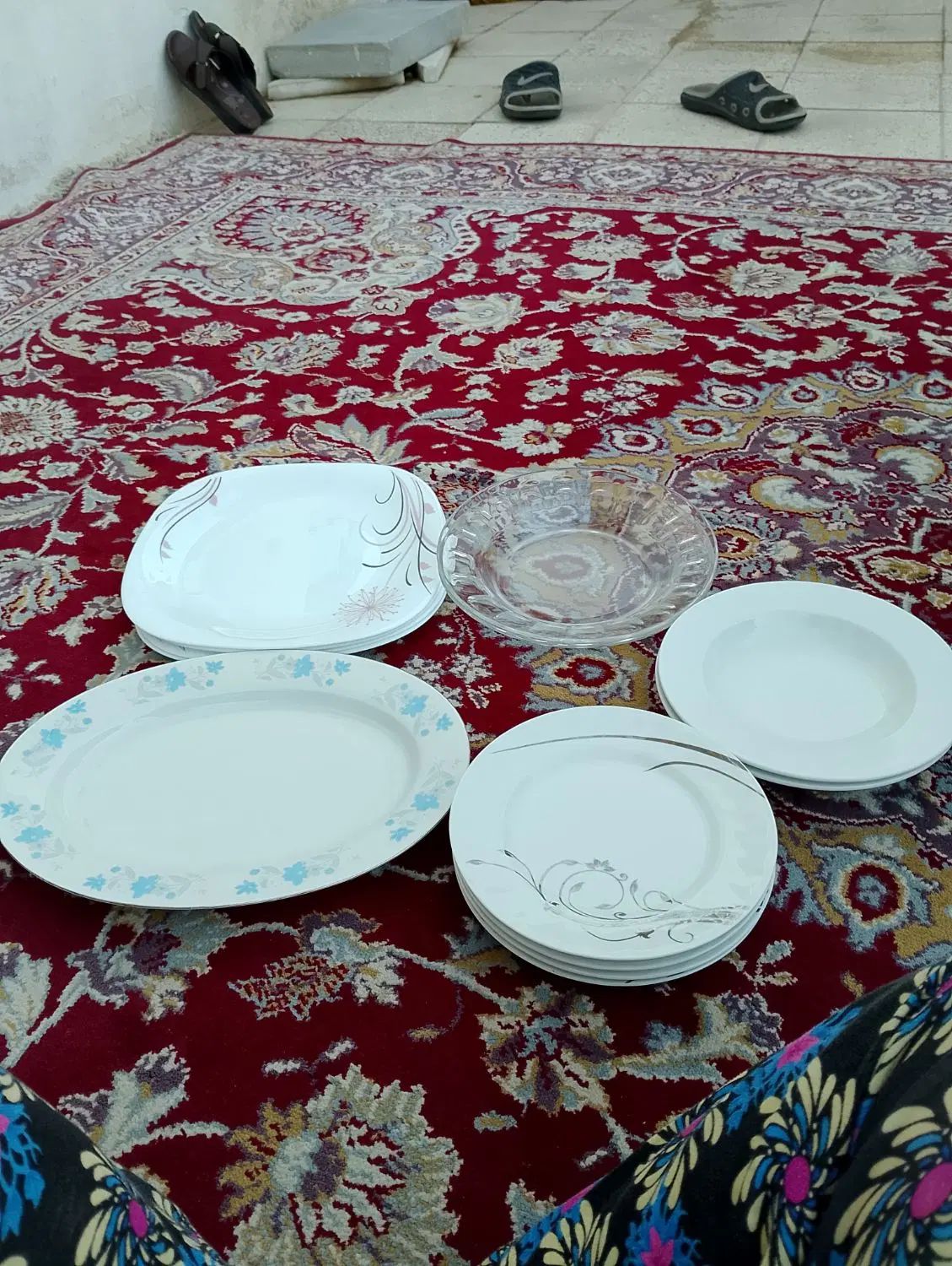 تعدادی ظروف چینی. شام خوری و میوه خوری و دیس|ظروف سرو و پذیرایی|سبزوار, باهنر|دیوار