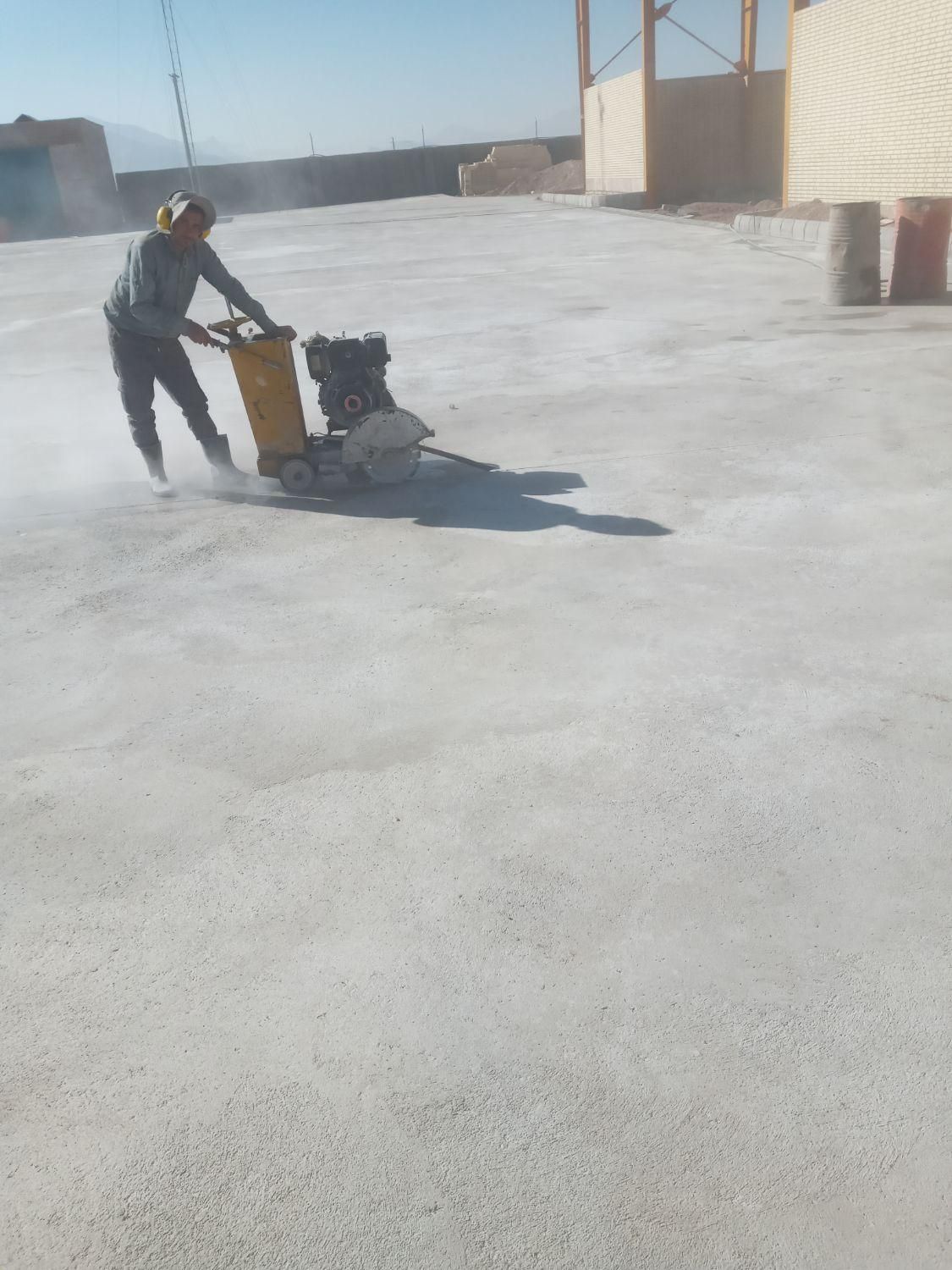 اجرای بتن ریزی کف باماله پروانه ای|خدمات پیشه و مهارت|شهرضا, |دیوار