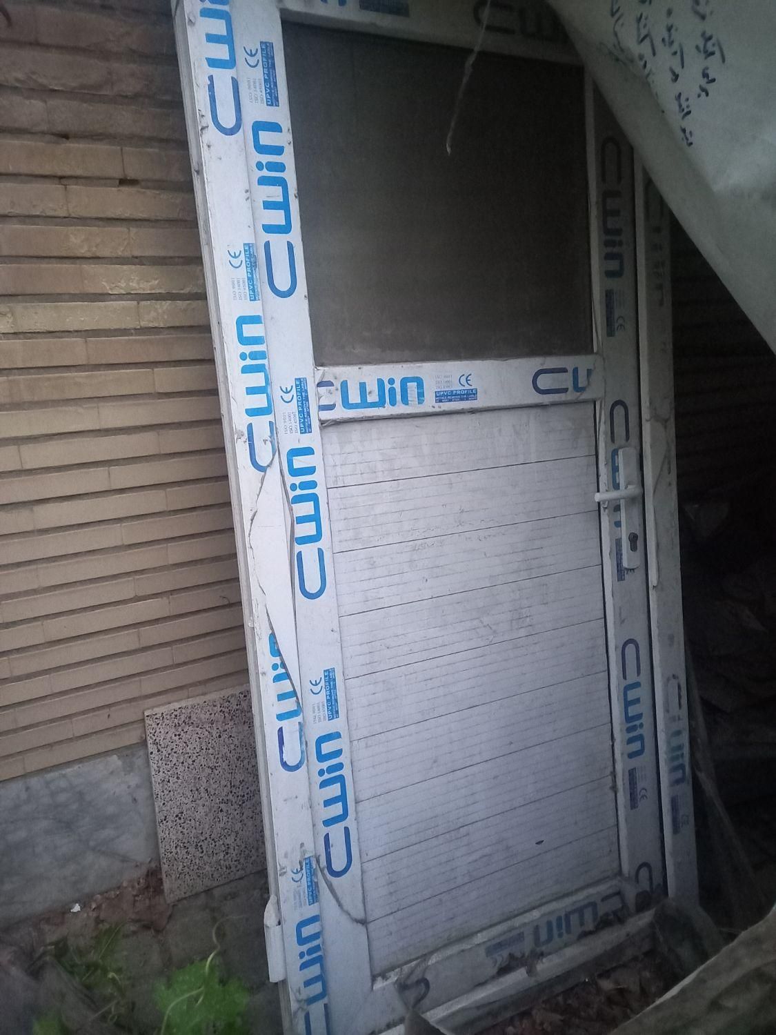 درب PVC رنگ سفید سالم همراه قفل|مصالح و تجهیزات ساختمان|کرج, شهرک ظفر|دیوار
