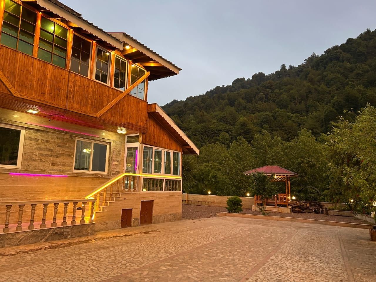 اجاره کلبه سنتی استخردار جنگلی با کنار رودخانه|اجارهٔ کوتاهمدت ویلا و باغ|رشت, استادسرا|دیوار