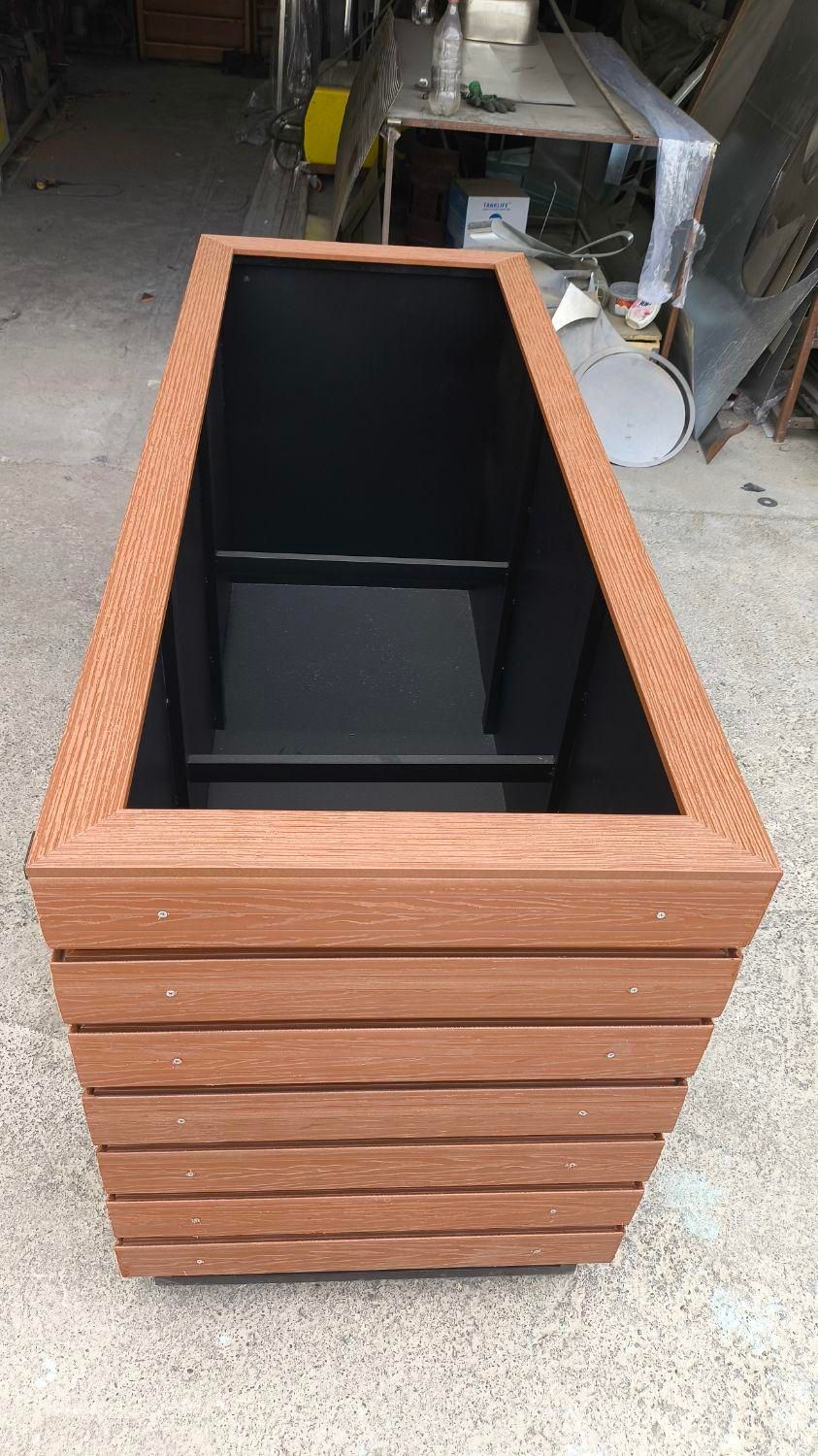 فلاور باکس و گلدان فلزی|گل و گیاه طبیعی|رباط‌کریم, رباط‌کریم|دیوار