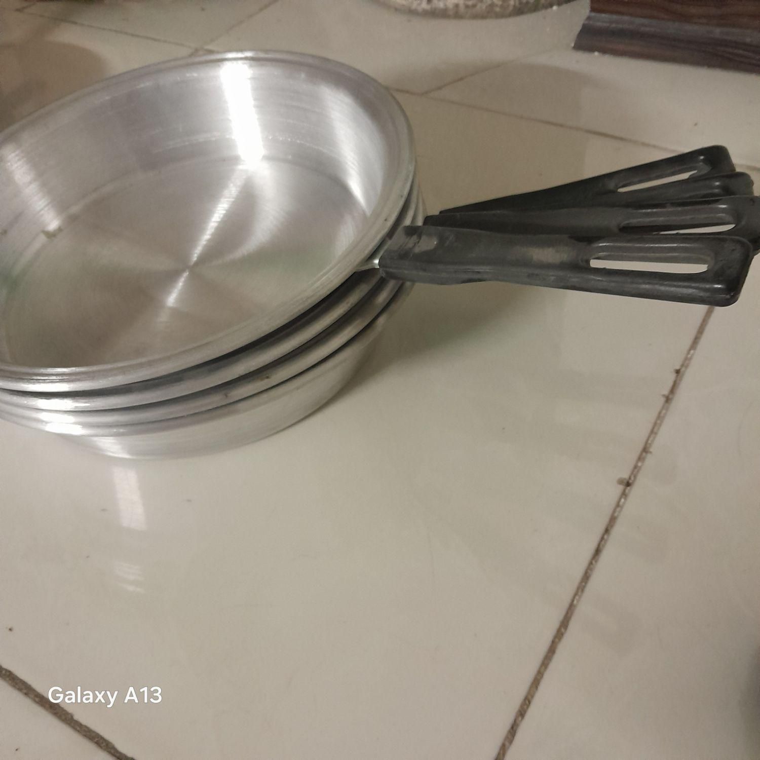 ماهی تابه دسته دار|ظروف پخت‌وپز|اصفهان, باغ فدک|دیوار