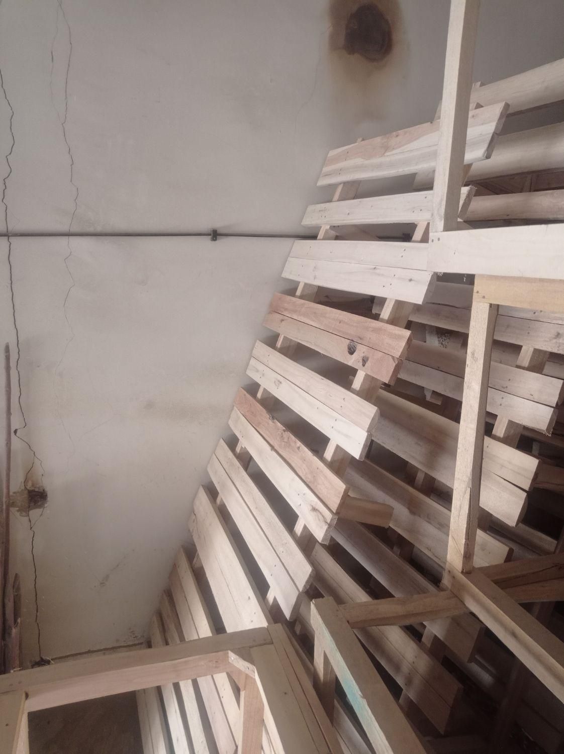 کفی تخت کرسی نردبان گردو تکان نجاری|تخت و سرویس خواب|همدان, |دیوار