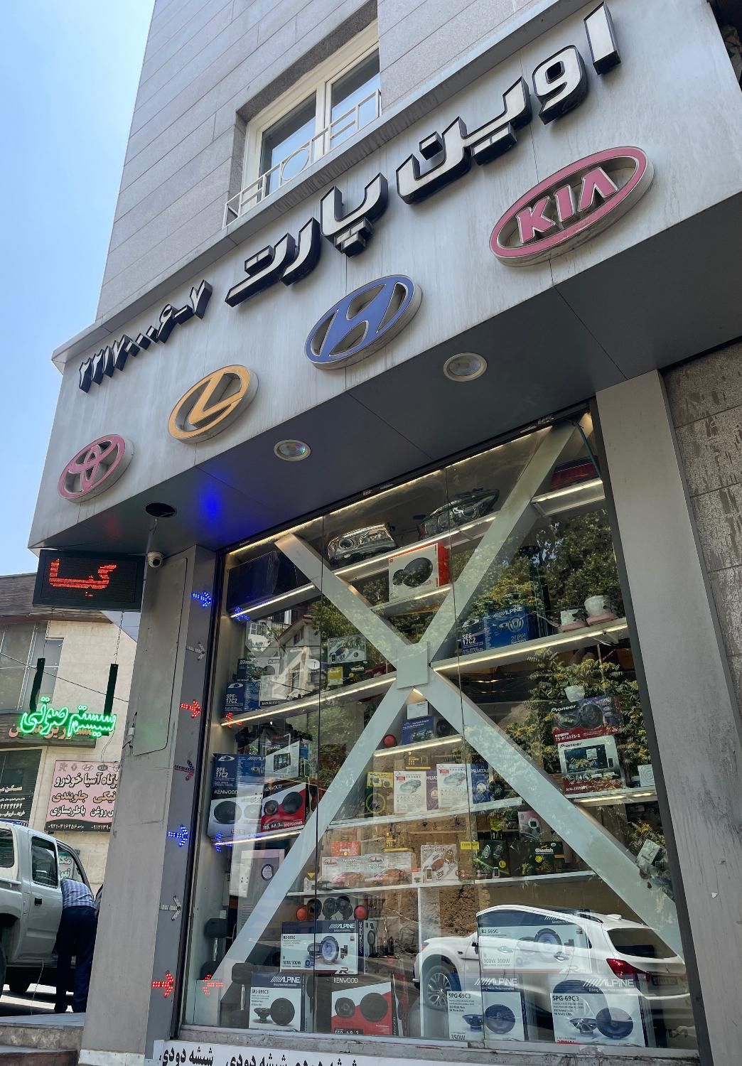 مغازه ۲۰ متری دو نبش با جای پارک عالی بر اصلی اوین|اجارهٔ مغازه و غرفه|تهران, اوین|دیوار
