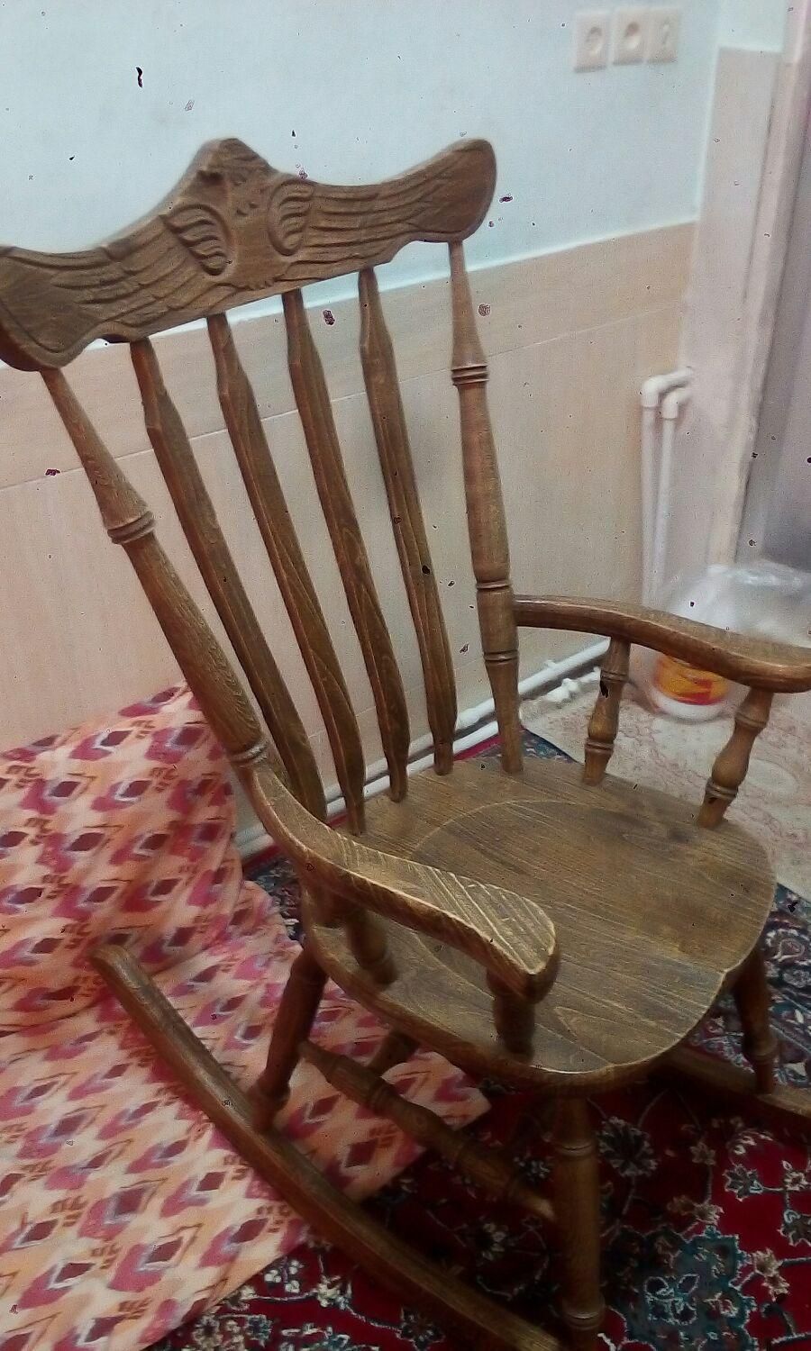 صندلی چوبی متحرک|صندلی و نیمکت|اصفهان, باغ دریاچه|دیوار
