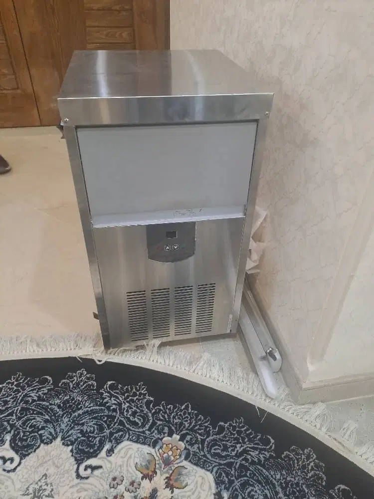 یخ ساز|کافی‌شاپ و رستوران|اصفهان, باغ زرشک|دیوار