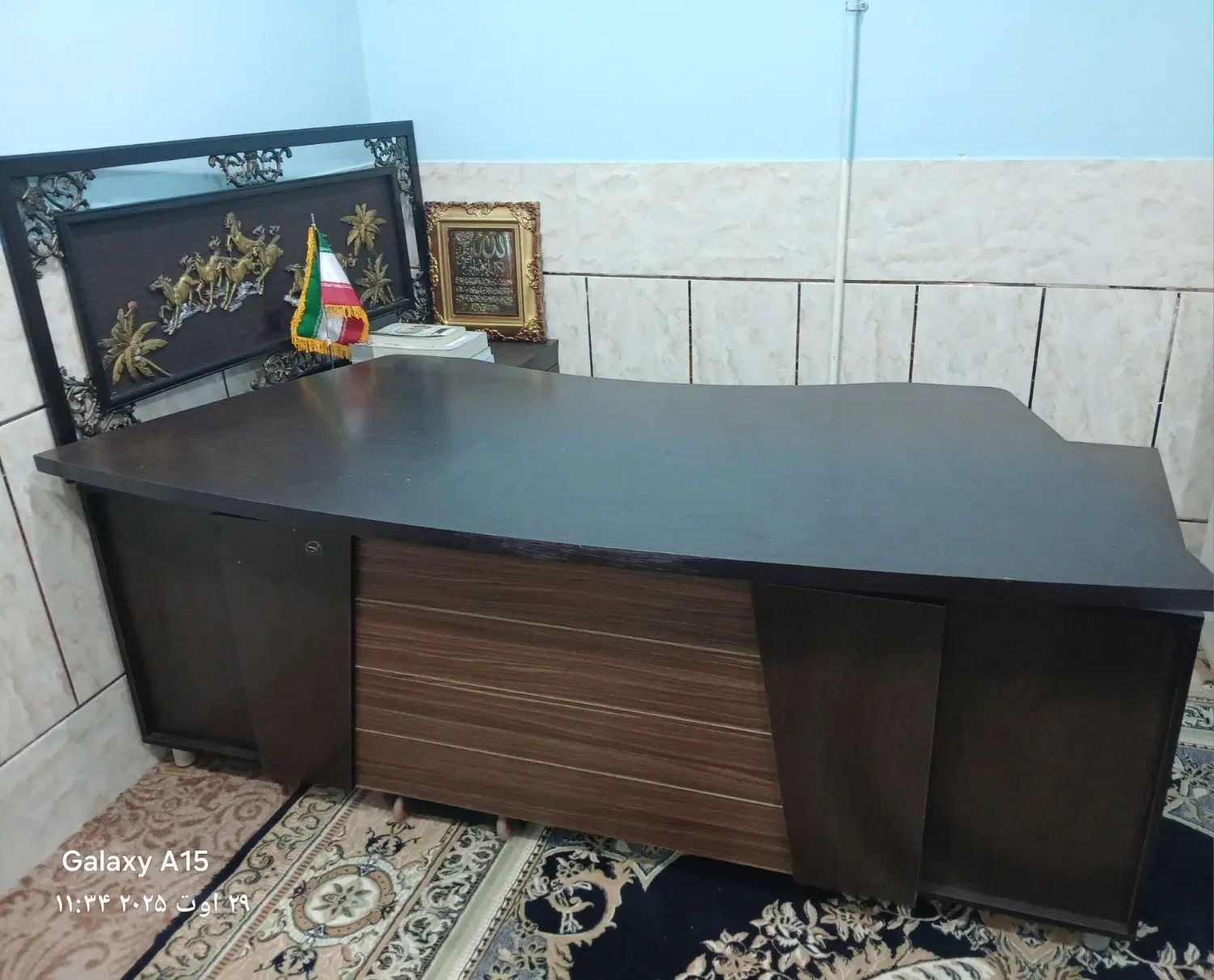 میز ریاست وصندلی چرخ دار همراه رخت آویز بزرگ اداری|مبلمان اداری|سیرجان, |دیوار