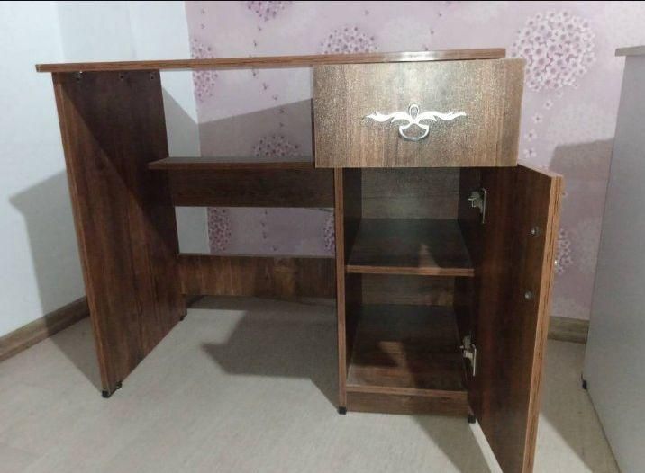 دو میز تحریر تمیز همراه با صندلی جکدار|میز تحریر و کامپیوتر|اندیشه, اندیشه فاز ۴|دیوار