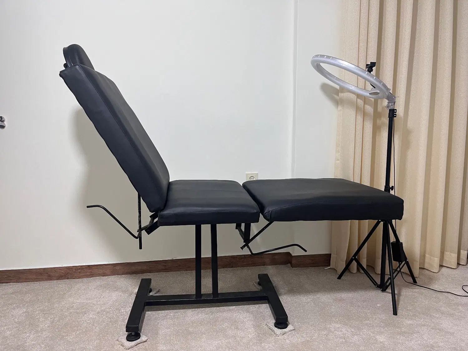 تخت آرایشگاهی (مژه، پاکسازی، ماساژ)|آرایشگاه و سالن‌های زیبایی|رشت, نیکمرام|دیوار