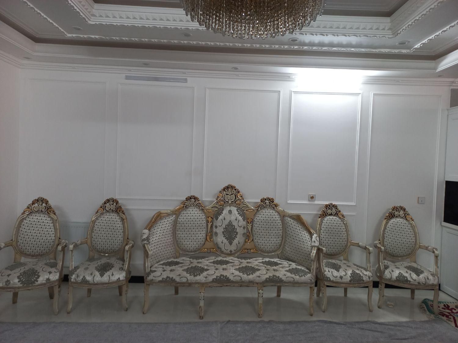 مبل سلطنتی  ۹ نفره (زیر قیمت )|مبلمان خانگی و میز عسلی|قم, یزدان‌شهر|دیوار
