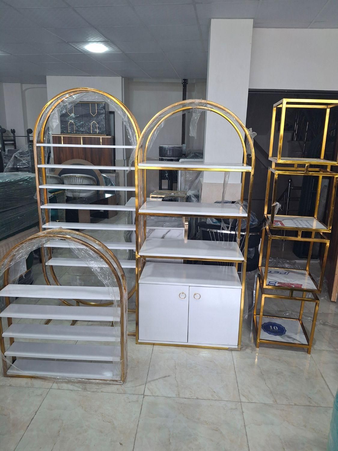 استند قدی|آرایشگاه و سالنهای زیبایی|رشت, امین الضرب|دیوار