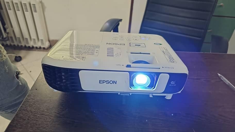 ویدیو پرژکتور ژاپنی برای تمامی اماکن|تلویزیون و پروژکتور|قزوین, |دیوار