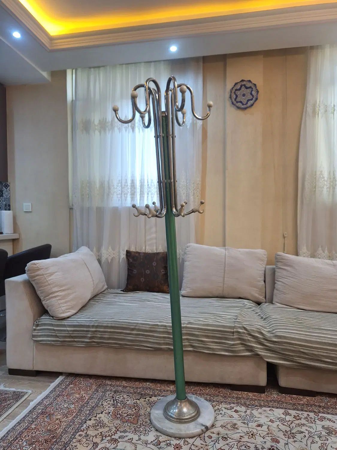 چوب لباسی|بندرخت و رخت‌آویز|تهران, باغ فیض|دیوار