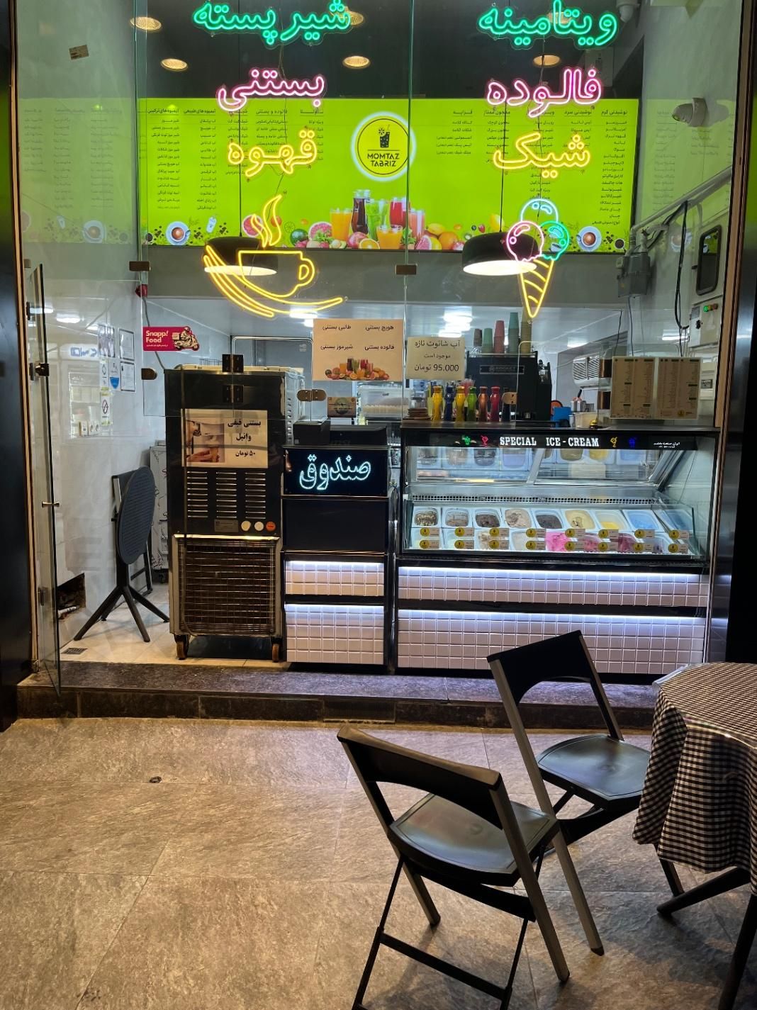 نیازمند کارگر ساده و کار بلد کافه بستنی بیرون بر|استخدام خدمات فروشگاه و رستوران|تهران, جهاد|دیوار