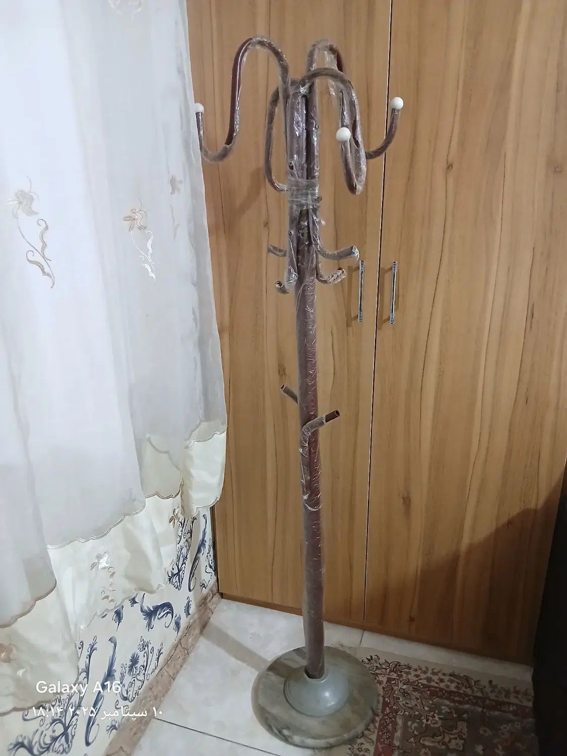 جالباسی ایستاده پایه سنگی فلزی|بندرخت و رخت‌آویز|کرج, حیدرآباد|دیوار
