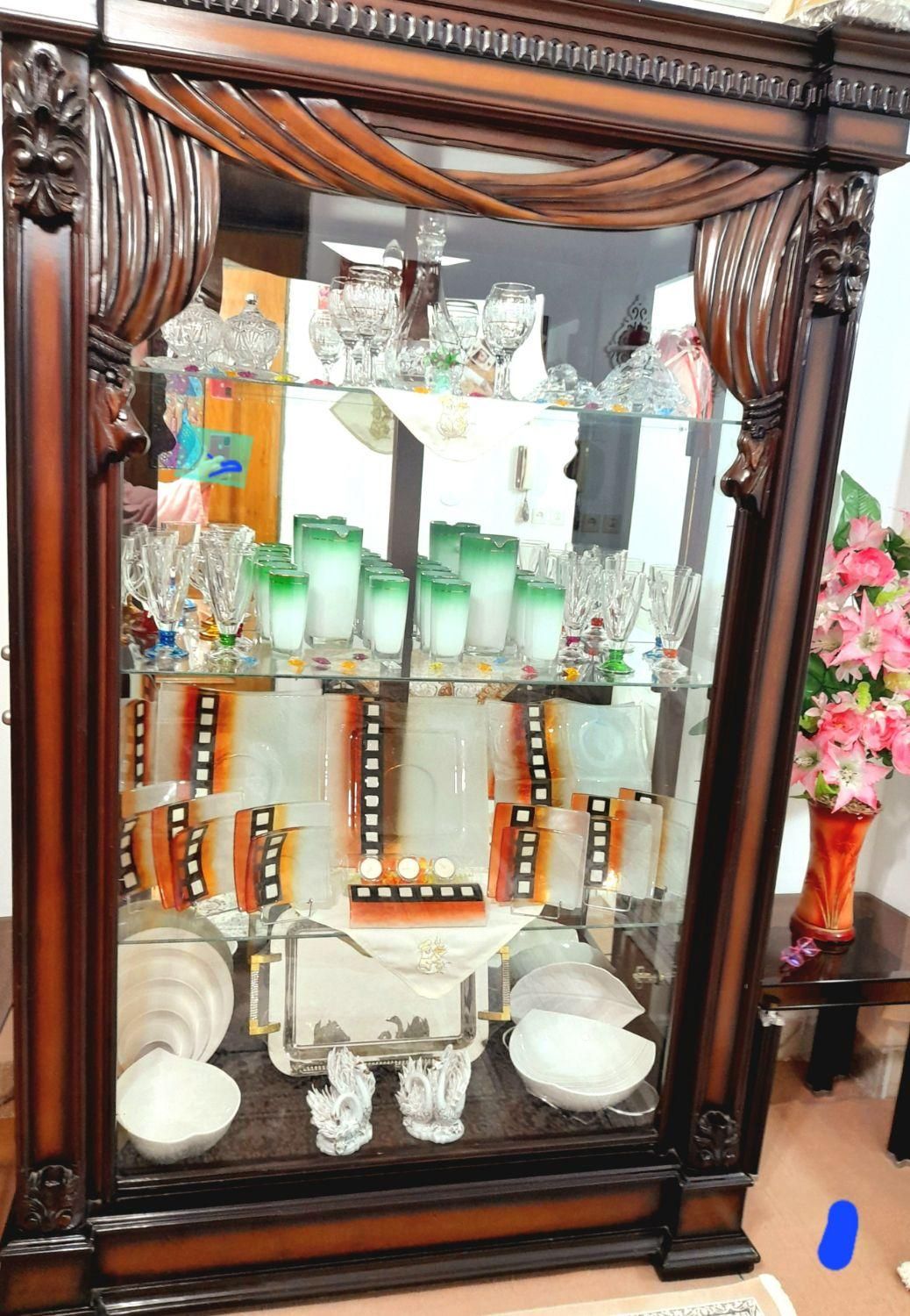 ویترین کاملا سالم وبزرگ جنس چوب وقابل رنگ|بوفه، ویترین، کنسول|اصفهان, ملک‌شهر|دیوار