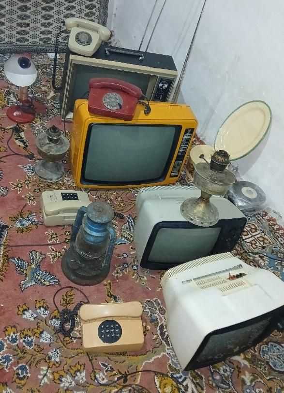 تلوزیون  فانوس تلفن گردسوز صفحه گرام سنگ آسیاب ریش|کلکسیون اشیاء عتیقه|رشت, جانبازان|دیوار