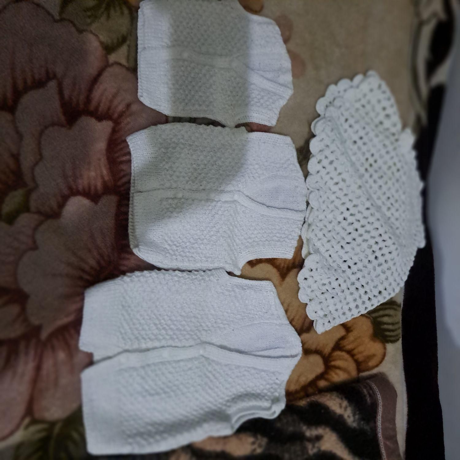 جلیقه نوزاد وشنل کار دست هر کدام ۱۰۰۰۰۰تومان|کفش و لباس بچه|اصفهان, شاهزاده ابراهیم|دیوار