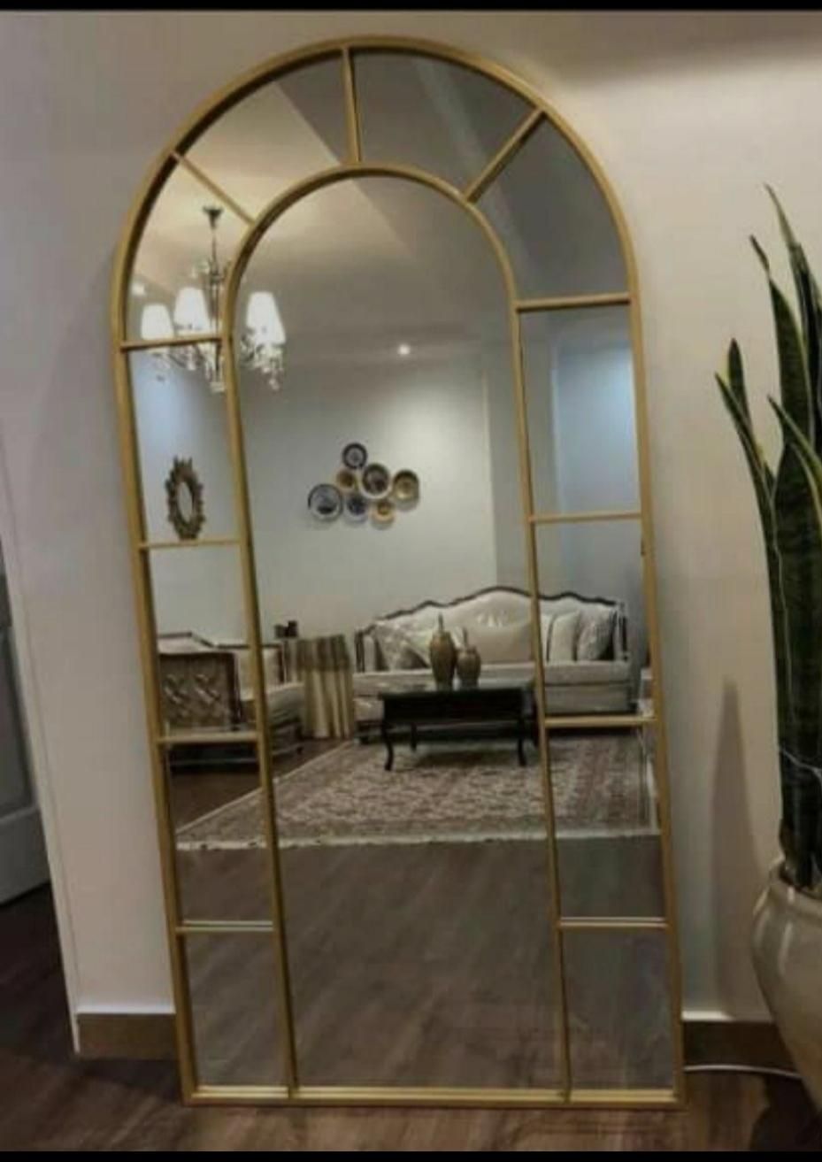 آیینه قدی ایستاده کنارسالنی فورتیک و مشکی پنجره ای|آینه|آفتاب, |دیوار