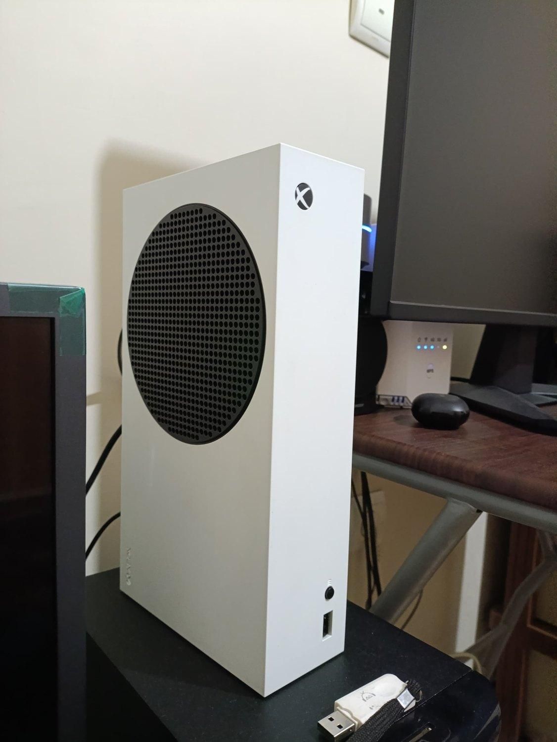 Xbox series s همراه با 3 ماه گیم پس التیمیت|کنسول، بازی ویدئویی و آنلاین|تهران, جی|دیوار
