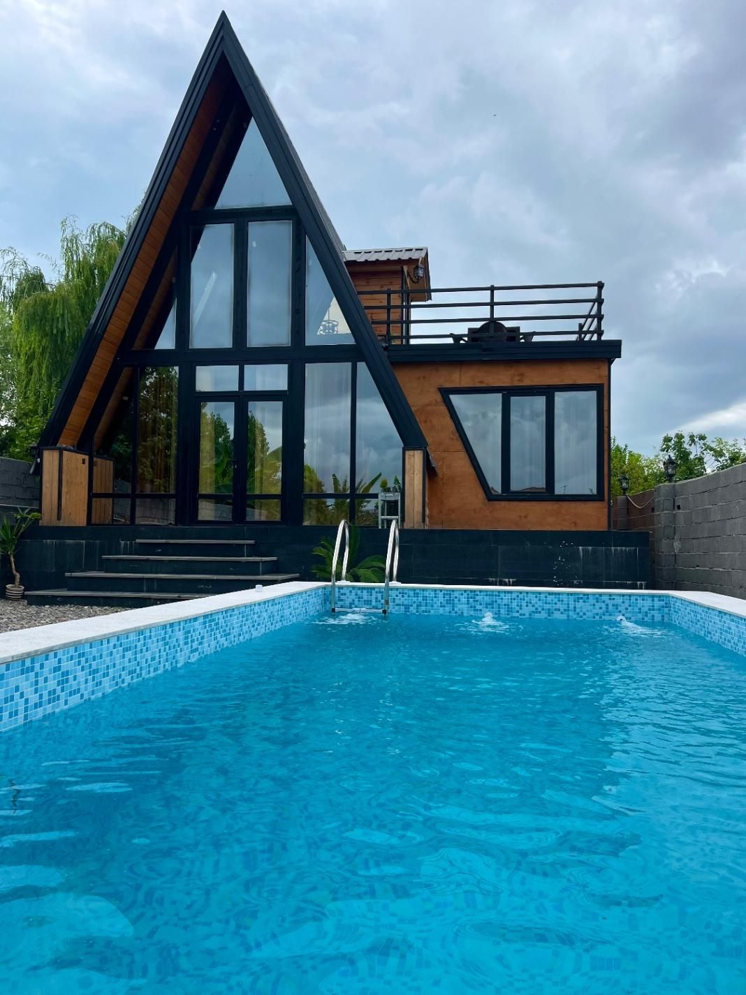 ویلا چوبی استخر روباز|اجارهٔ کوتاهمدت ویلا و باغ|تنکابن, |دیوار