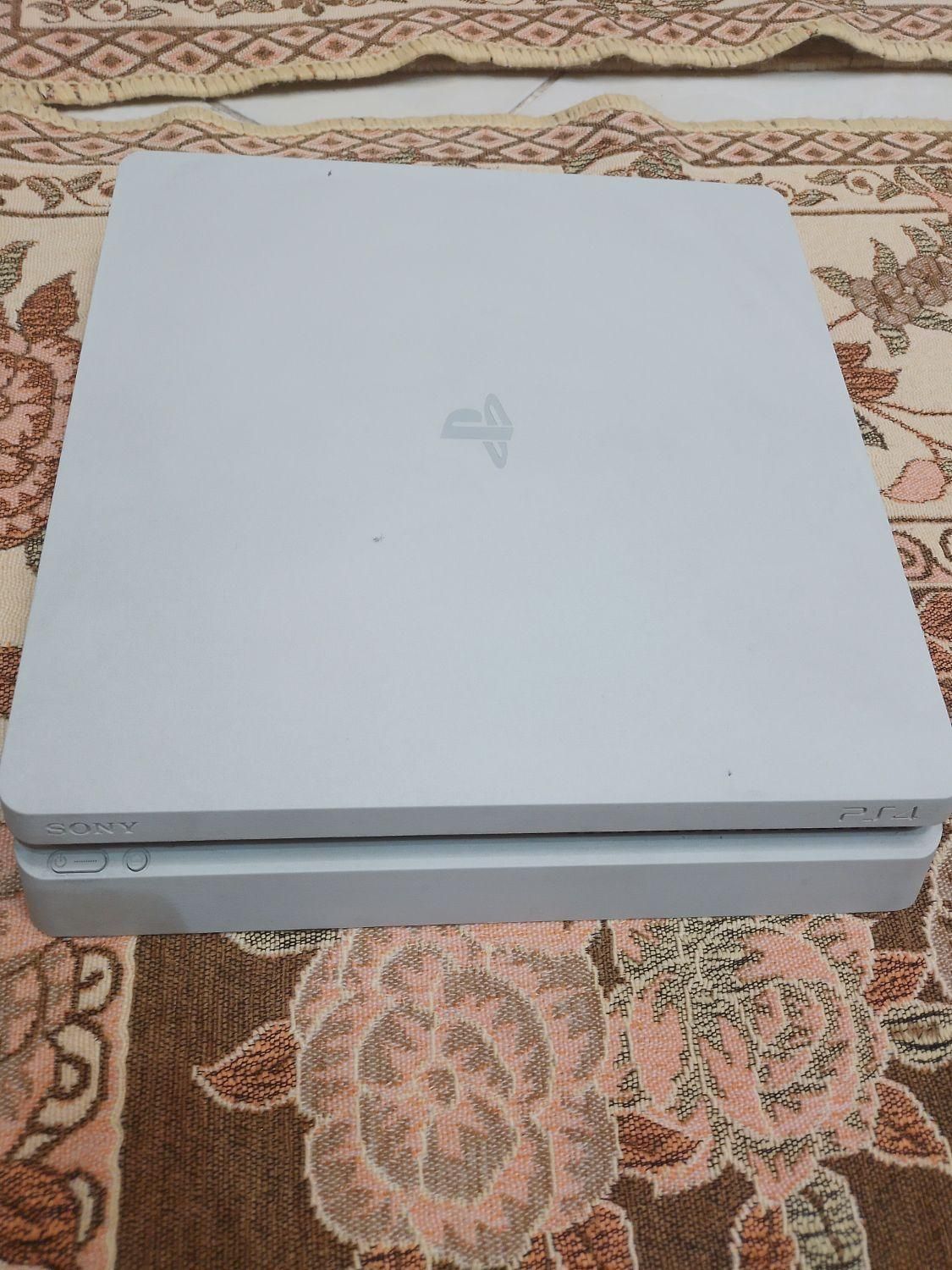 PS4 ۵۰۰ سفید درحد نو به همراه دو دسته ی درحد نو|کنسول، بازی ویدئویی و آنلاین|تهران, صاحب الزمان|دیوار